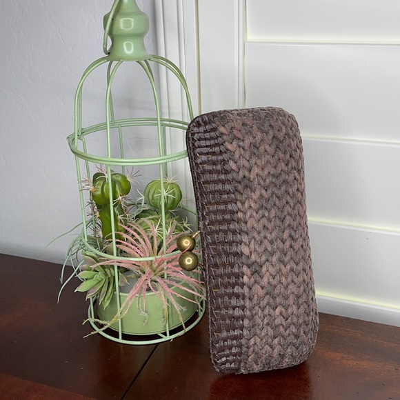 Kayu Brown Raffia & Cotton Clutch With Kiss Clasp - Picture 2 of 15